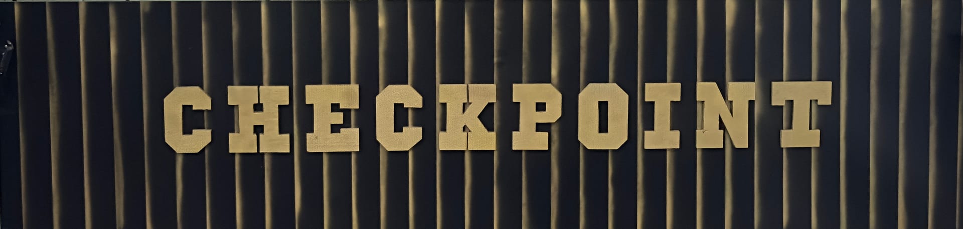 A Checkpoint arany felirata a sötétzöld homlokzaton